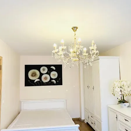 Grazus Butas, Ramioje Kaiminysteje, Netoli Juros