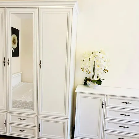 Grazus Butas, Ramioje Kaiminysteje, Netoli Juros * Παλάγκα