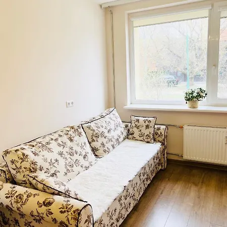 Grazus Butas, Ramioje Kaiminysteje, Netoli Juros Butas