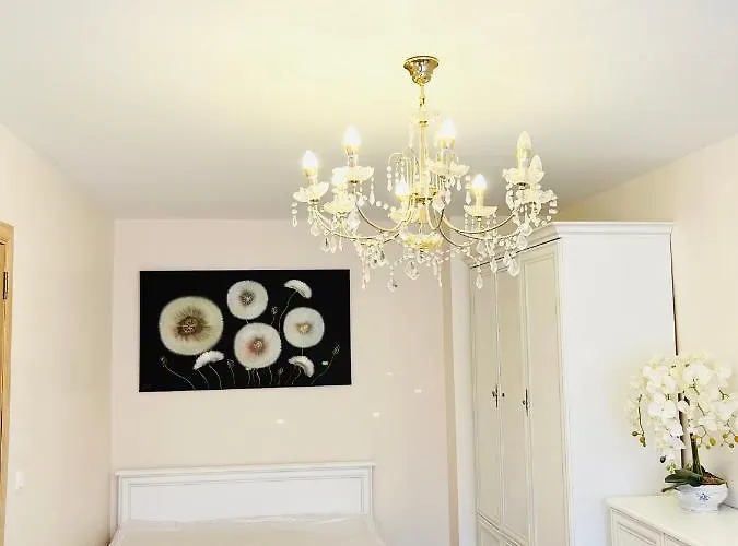 Grazus Butas, Ramioje Kaiminysteje, Netoli Juros