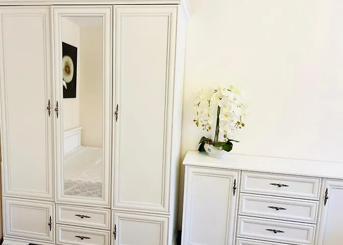 Grazus Butas, Ramioje Kaiminysteje, Netoli Juros * Palanga